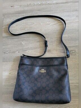 ✨ Coach Signature Canvas Crossbody Bag ✨